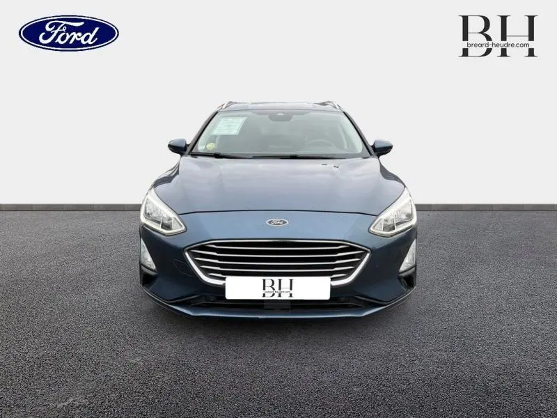 Vue frontale d'une Ford Focus SW 2019 bleu azur métallisé avec calandre chromée et phares LED.