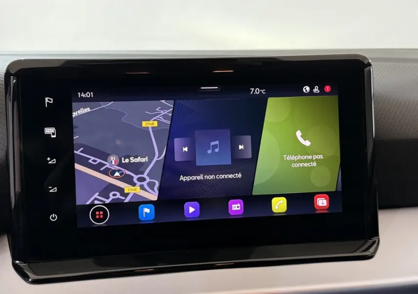 Écran tactile central de la SEAT Ibiza 1.0 TSI 110 FR 2024 affichant navigation, musique et téléphone non connecté.