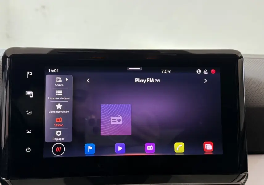 Écran tactile central de la SEAT Ibiza 1.0 TSI 110 FR 2024 affichant la radio Play FM en intérieur noir.