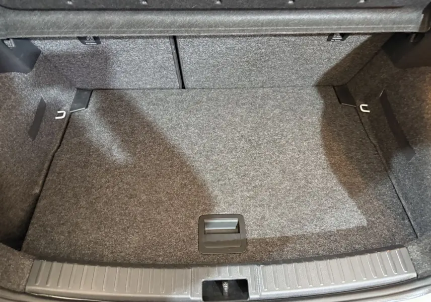 Vue plongeante sur le coffre gris foncé de la SEAT IBIZA 1.0 TSI 110 FR 2024, espace de rangement propre et spacieux.