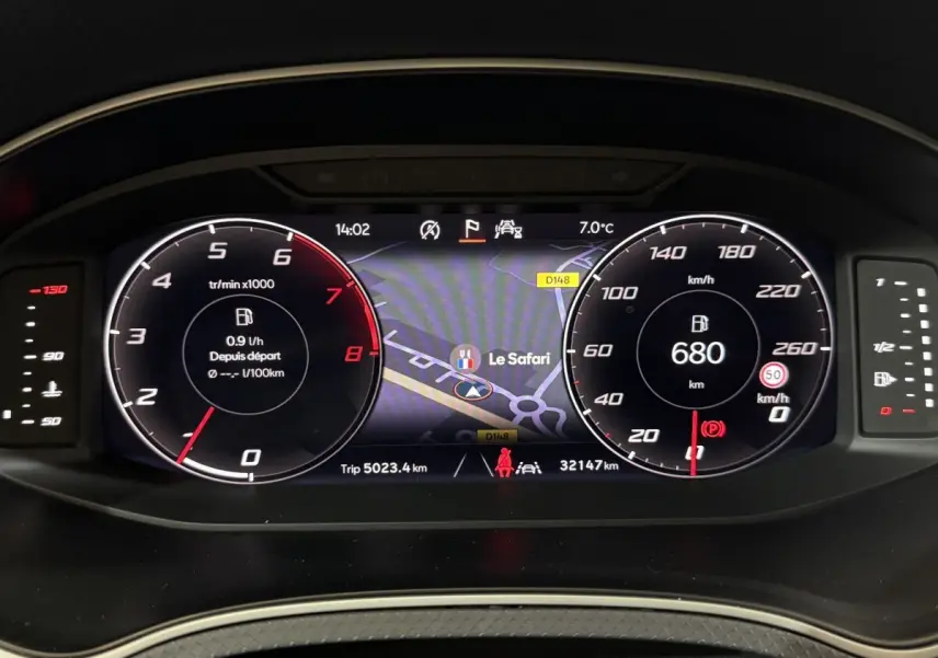 Affichage numérique du tableau de bord de la SEAT Ibiza 2024, avec navigation et compte-tours en vue frontale.