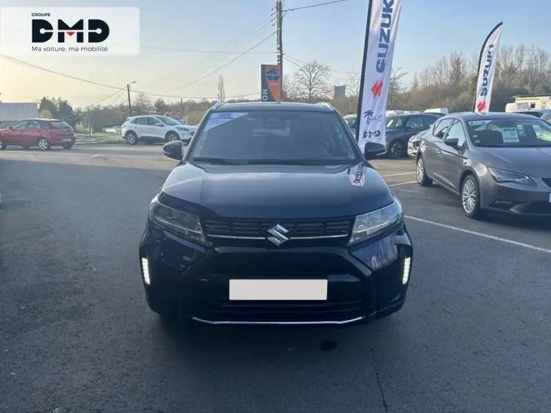 Vue avant d'un Suzuki Vitara 1.4 Boosterjet Hybrid bleu So'Color Sphere avec calandre noire et feux LED allumés.