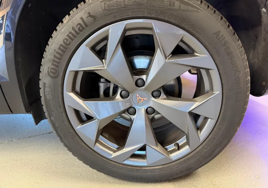 Gros plan sur la jante grise à design géométrique du CUPRA Formentor 2.0 TDI 150 DSG7, pneu Continental visible.