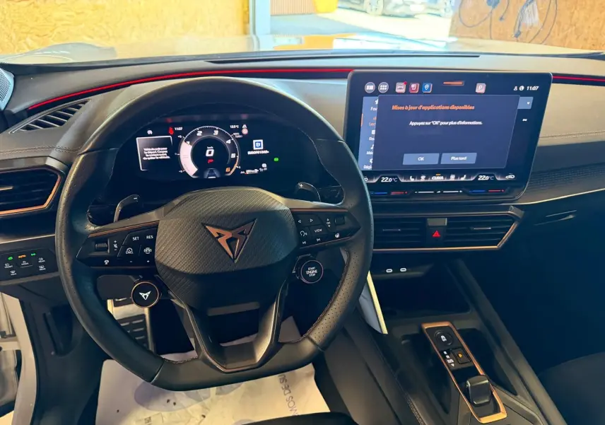 Vue intérieure frontale du volant cuir noir avec logo CUPRA et écran tactile HD du tableau de bord du Formentor blanc 2025.