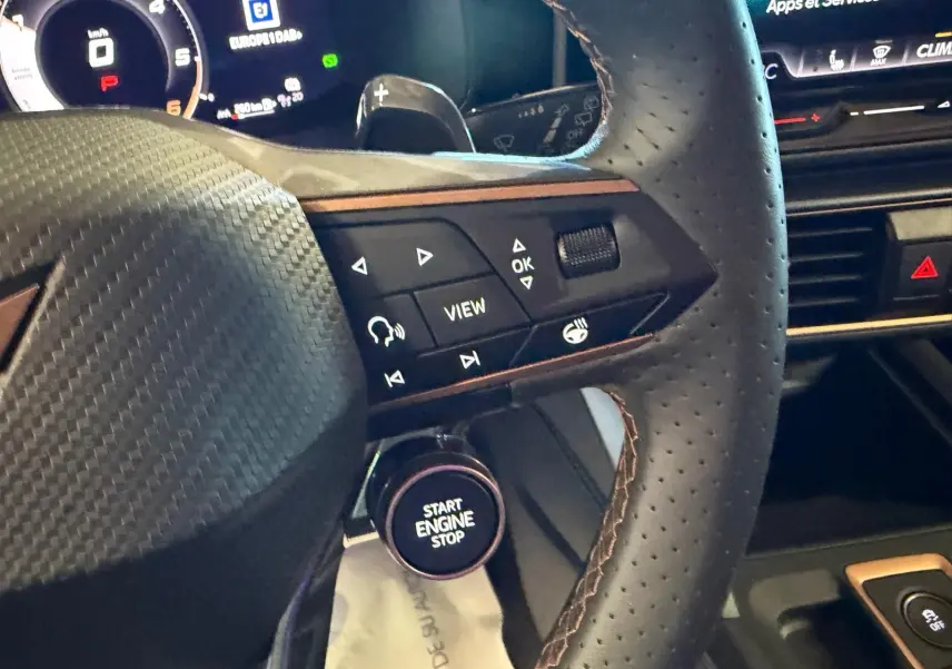 Gros plan sur le volant perforé noir du CUPRA Formentor 2.0 TDI 150 DSG7 avec boutons multifonctions et bouton start/stop.