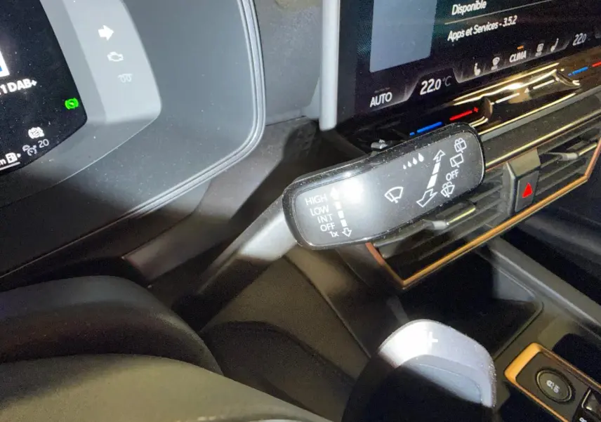 Gros plan intérieur sur la commande d'essuie-glace et la console centrale du CUPRA Formentor 2.0 TDI blanc, affichage digital visible.