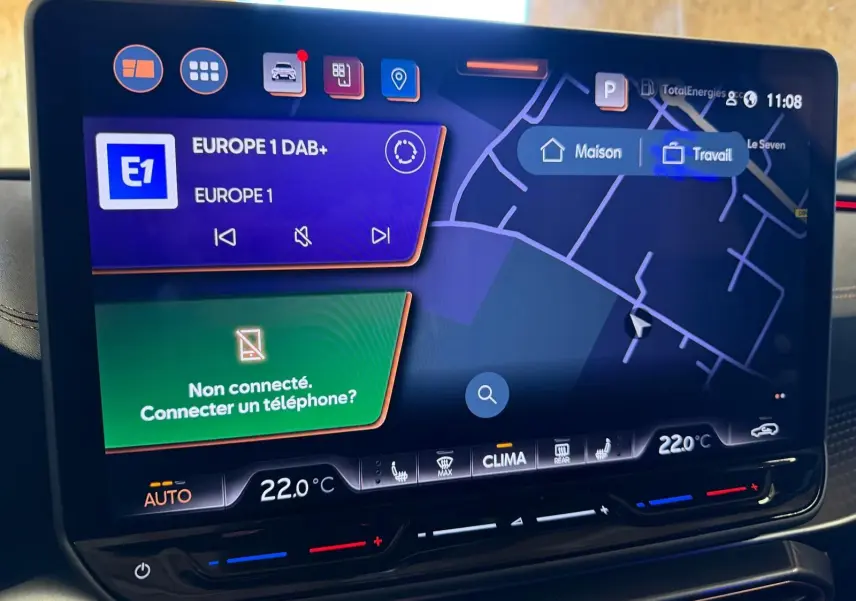 Écran tactile HD 12,9" du système d'info-divertissement du CUPRA Formentor 2025 affichant navigation et radio DAB