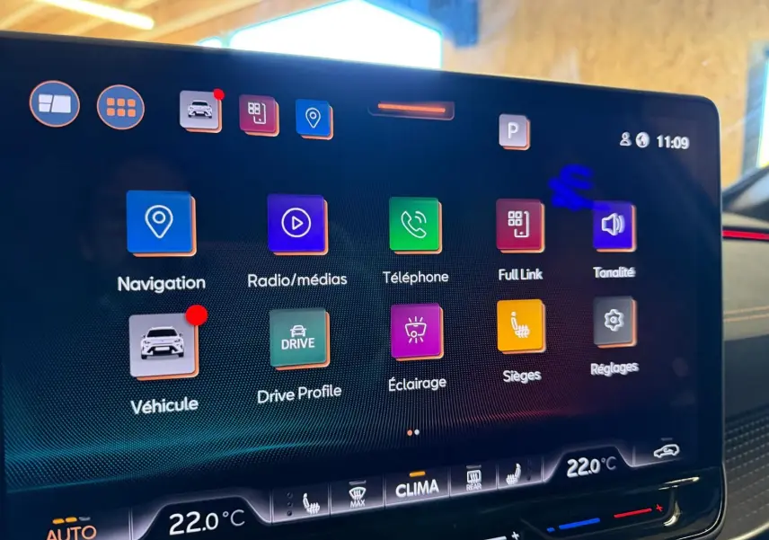 Écran tactile HD du système d'info-divertissement du CUPRA Formentor blanc, vue intérieure centrée sur l'interface.