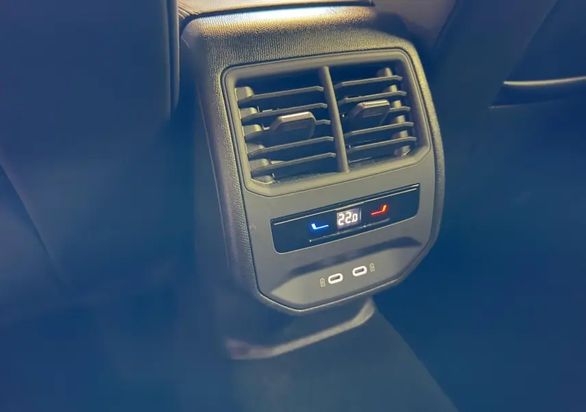 Détail de la console arrière noire avec bouches d’aération, réglage de température à 22°C et ports USB-C du CUPRA Formentor.
