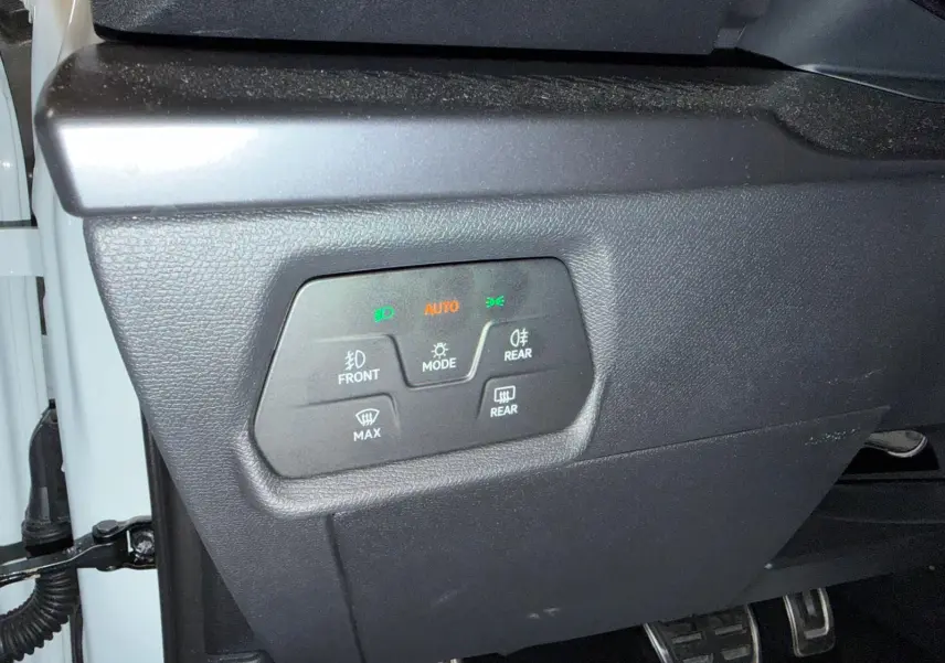 Gros plan sur le panneau de commandes d’éclairage intérieur noir du CUPRA Formentor blanc, côté conducteur.