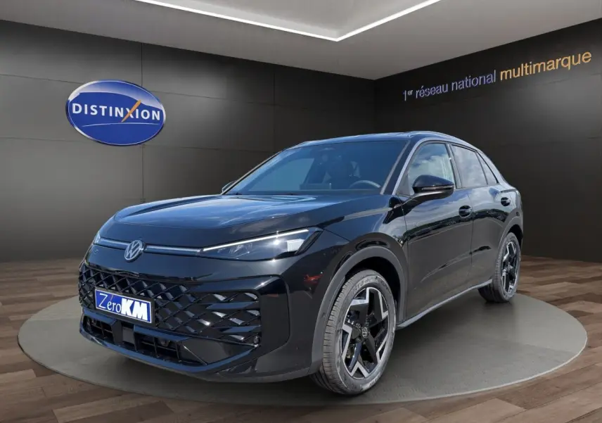 Volkswagen T-Roc noir vue 3/4 avant droit avec calandre noire et jantes distinctives en showroom.