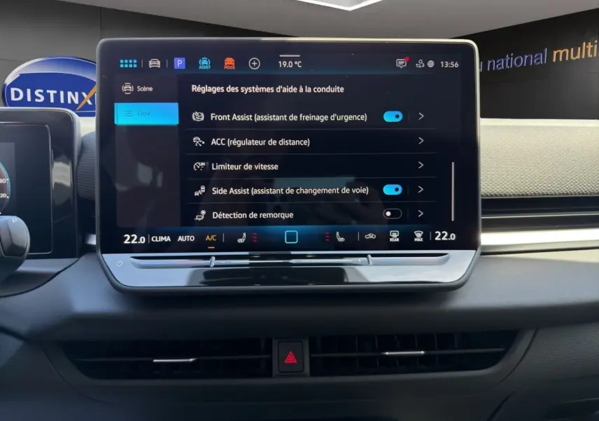 Écran tactile central du tableau de bord du Volkswagen T-Roc noir, affichant les réglages d'aide à la conduite.