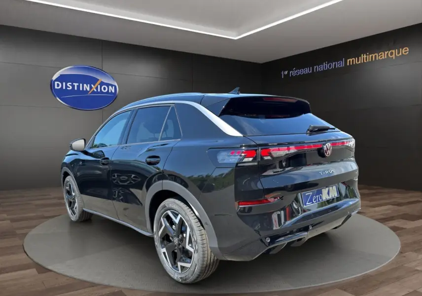 Vue 3/4 arrière droite d’un Volkswagen T-Roc noir 2026 avec feux arrière LED et jantes alliage distinctives.
