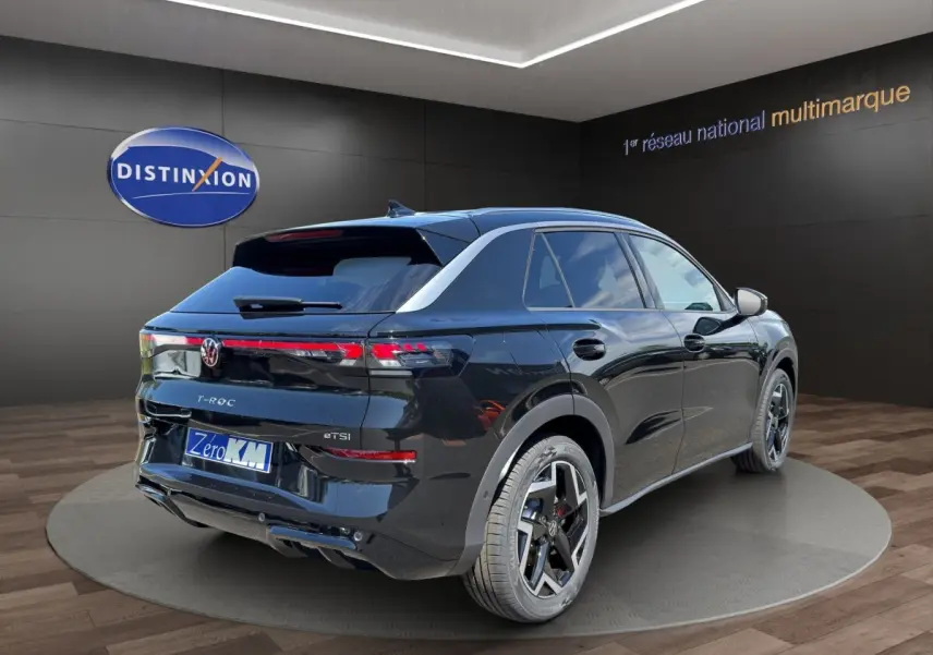 Vue 3/4 arrière droite du Volkswagen T-Roc noir 2026 avec jantes alliage et feux arrière LED distinctifs.