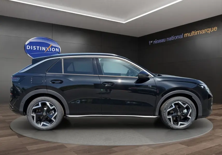 Volkswagen T-Roc noir vue de profil côté gauche, avec jantes alliage et toit panoramique.