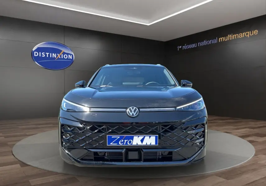 Vue frontale d'un Volkswagen T-Roc noir 2026 avec calandre ajourée et phares LED fins allumés.