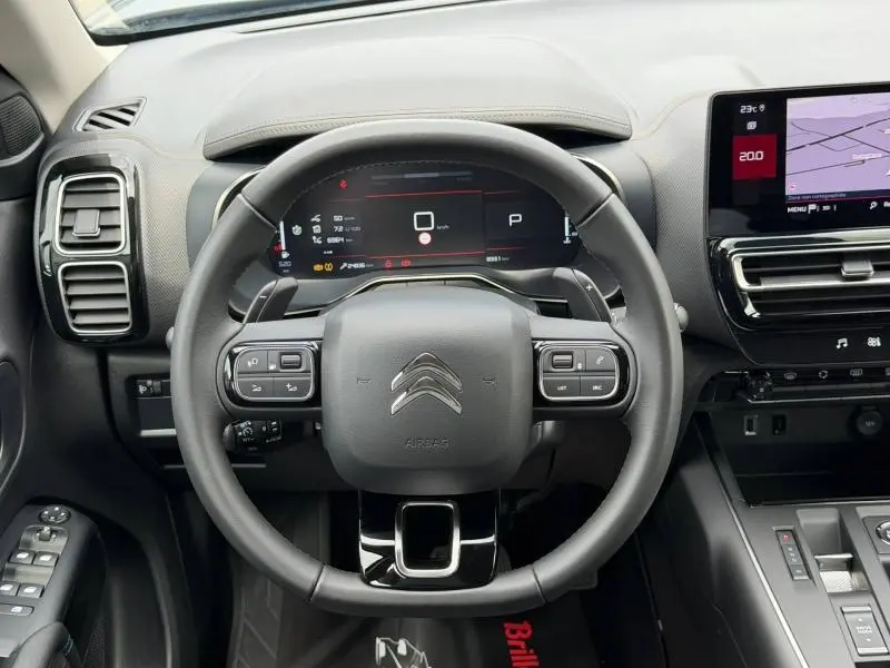 Vue frontale du volant cuir multifonction et du tableau de bord numérique du Citroën C5 Aircross 2024 noir Perla Nera.
