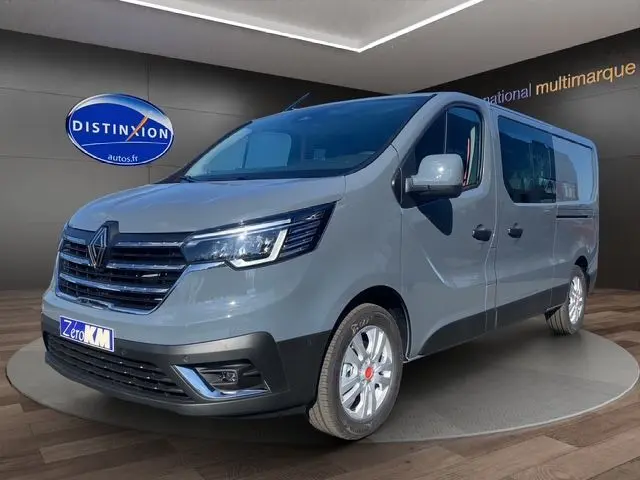 Vue 3/4 avant d'un Renault Trafic cabine approfondie gris urbain avec jantes alliage 17 pouces et projecteurs LED.