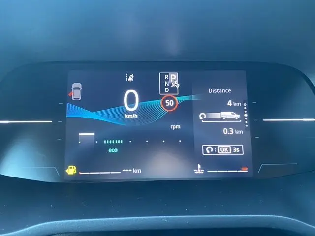 Tableau de bord numérique du Renault Trafic Gris Urbain, affichant vitesse à 0 km/h et indicateurs de conduite.