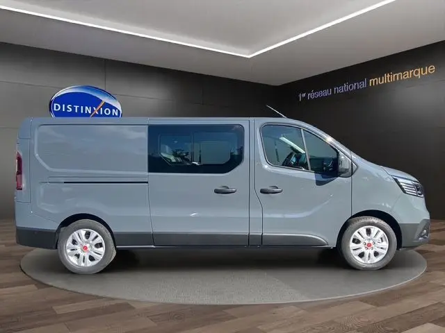 Profil droit d'un Renault Trafic Cabine Approfondie gris urbain avec jantes alliage 17'' et portes coulissantes vitrées.