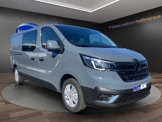 Renault Trafic Cabine Approfondie gris urbain en 3/4 avant droit, avec jantes alliage 17'' et projecteurs LED allumés.