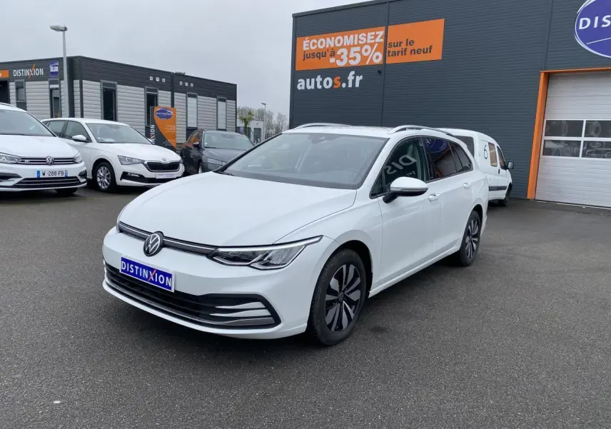 Volkswagen Golf SW 2.0 TDI blanc oryx vue 3/4 avant droit avec vitres arrière surteintées et jantes spécifiques.