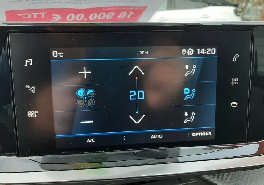Écran tactile central du Peugeot 2008 gris 2021 montrant le réglage automatique de la climatisation à 20 degrés.