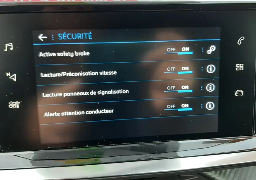 Écran tactile central du Peugeot 2008 1.5 BlueHDi 110 Allure 2021 montrant les réglages de sécurité activés.