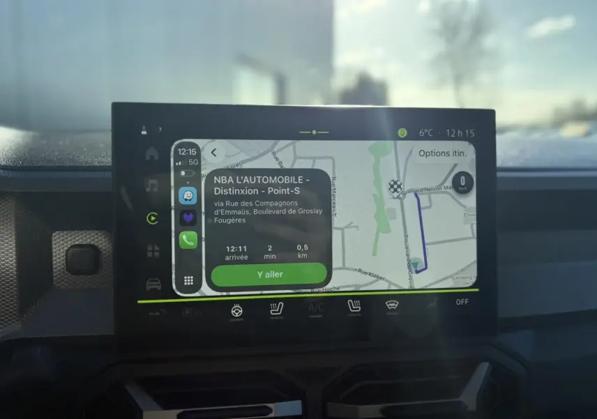 Écran tactile central 10 pouces du tableau de bord du Dacia Duster blanc glacier, affichant navigation connectée.