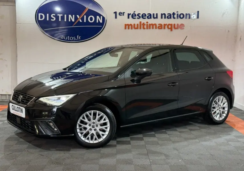 SEAT Ibiza 1.0 TSI 110 FR noire vue de profil côté gauche, avec jantes alliage et phares LED allumés.