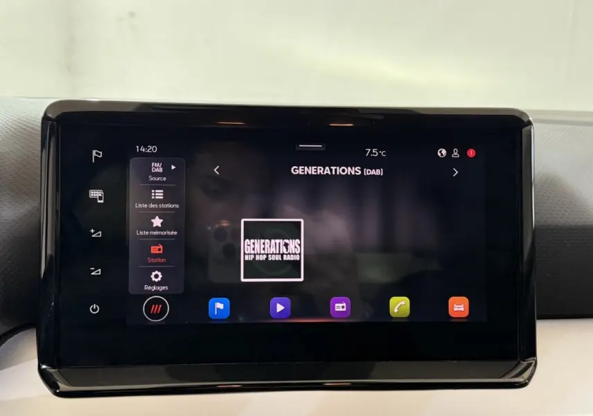 Écran tactile 9,2 pouces du système de navigation couleur de la SEAT Ibiza 2024, affichage radio DAB.