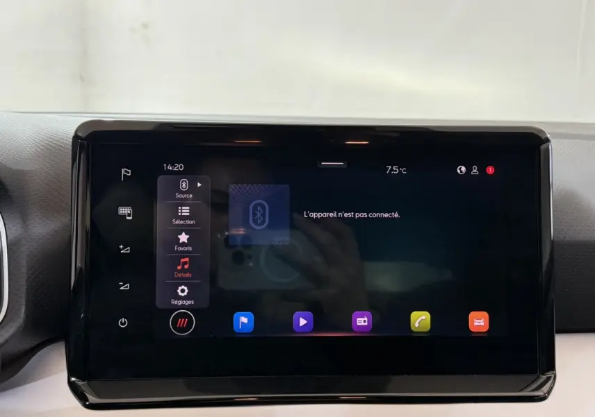 Écran tactile central de la SEAT Ibiza 1.0 TSI 110 FR 2024 affichant le menu Bluetooth, vue intérieure.