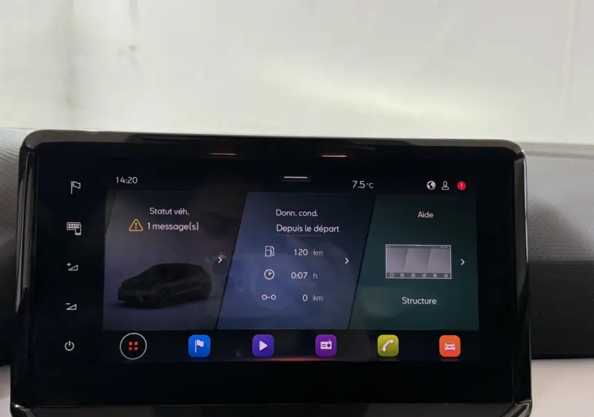 Écran tactile central de la SEAT Ibiza 2024 affichant les données de conduite et alertes, intérieur noir.