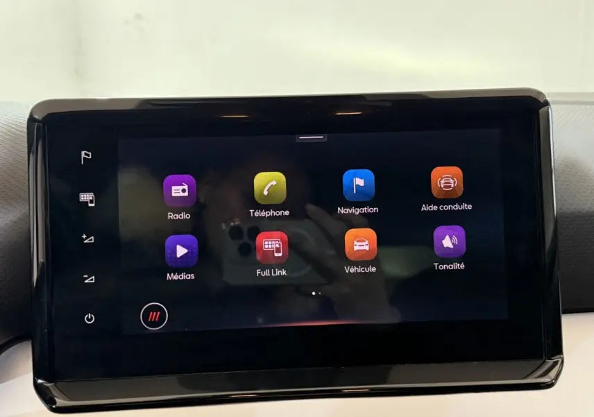 Écran tactile central 9,2 pouces du tableau de bord de la SEAT Ibiza 2024, affichage des applications multimédias.