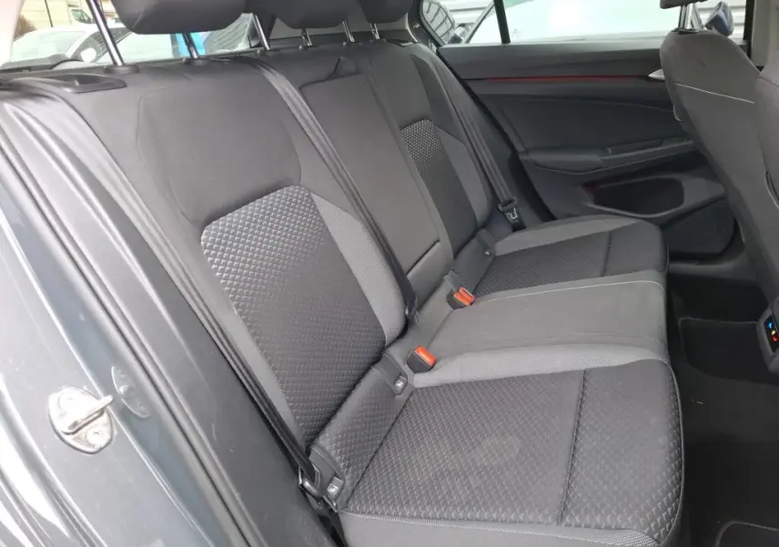 Vue intérieure côté gauche des sièges arrière en tissu noir de la Volkswagen Golf 1.5 eTSI 130 DSG7 Active gris 2022.