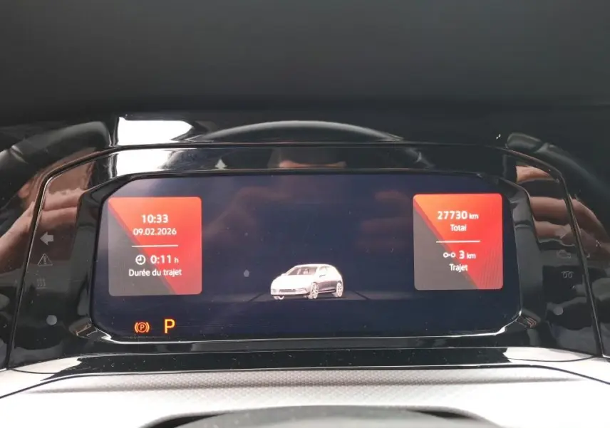 Affichage numérique du tableau de bord de la Volkswagen Golf gris, montrant les informations de trajet et kilométrage total.