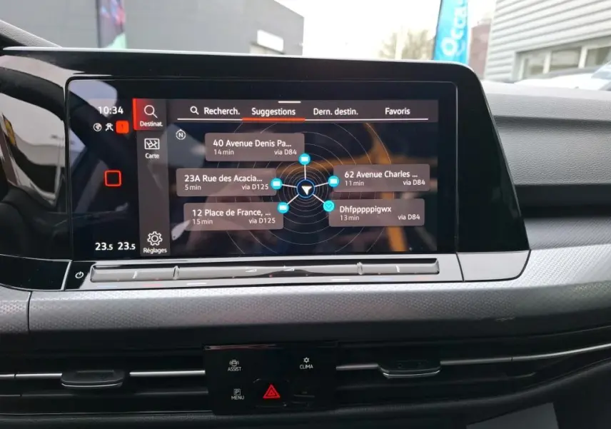 Écran tactile central du système de navigation de la Volkswagen Golf 1.5 eTSI 130 DSG7 Active, affichant des destinations.