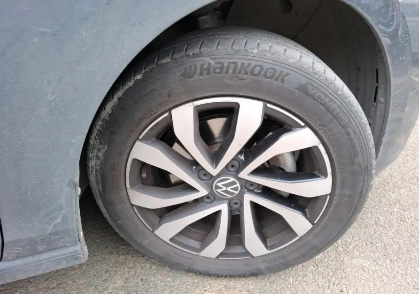 Gros plan sur la roue avant gauche grise d'une Volkswagen Golf 1.5 eTSI 130 DSG7 Active avec jante alliage distinctive.