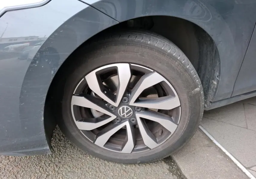 Gros plan sur la roue avant gauche grise d'une Volkswagen Golf 1.5 eTSI 130 DSG7 Active avec jante alliage distinctive.