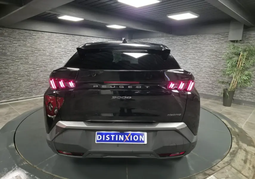 Vue arrière d'un Peugeot 3008 noir hybride avec feux arrière LED 3 griffes et bandeau noir laqué.