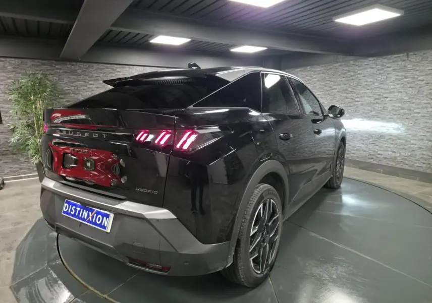 Peugeot 3008 noir vue 3/4 arrière droit, feux arrière LED à 3 griffes et jantes alliage 19'' diamantées.