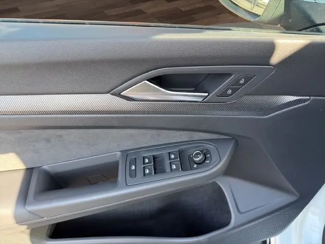 Détail de la porte côté conducteur de la Volkswagen Golf 2.0 TDI blanche, avec commandes des vitres et verrouillage.