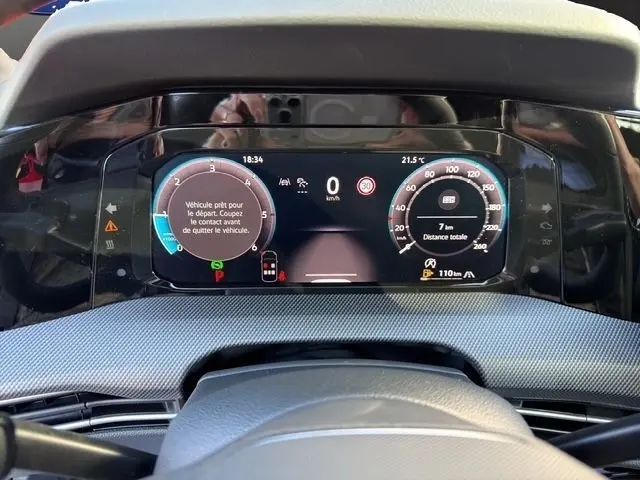 Vue rapprochée du combiné d'instruments numérique de la Volkswagen Golf 2.0 TDI 150 DSG7 R-Line 2025 avec affichage multifonctions.