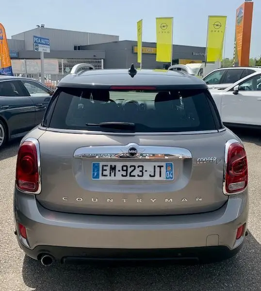 Vue arrière d'une MINI Countryman Cooper D 150ch gris 2017 avec plaques françaises, en extérieur sur parking.