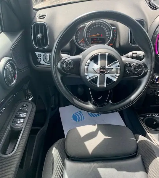 Vue intérieure centrée sur le volant Union Jack du MINI Countryman Cooper D 150ch 2017 avec tableau de bord et commandes visibles.