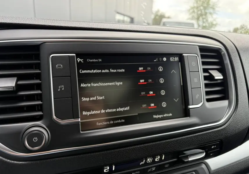 Écran tactile central du tableau de bord de l’Opel Zafira Life XL affichant les réglages d’aide à la conduite.