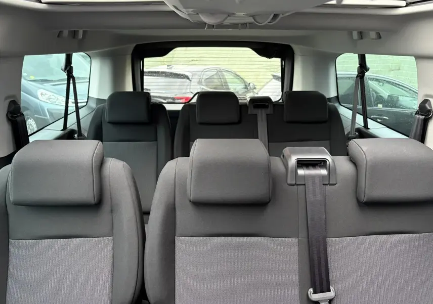 Vue intérieure arrière de l'Opel Zafira Life XL gris Artense, montrant les sièges 9 places et le toit panoramique.