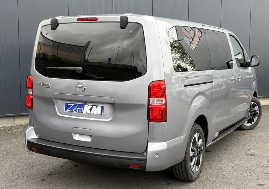 Vue 3/4 arrière droite d'un Opel Zafira Life XL gris Artense avec vitres teintées et jantes alliage.