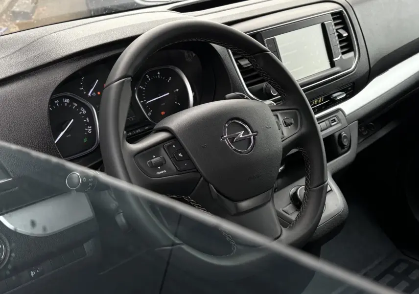 Vue intérieure du volant en cuir noir et tableau de bord de l'Opel Zafira Life XL 2024, avec écran tactile central.