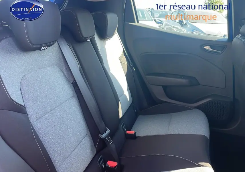 Vue côté droit de la banquette arrière grise et noire de la Renault Clio V Bleu Iron avec ceintures et appuie-têtes visibles.